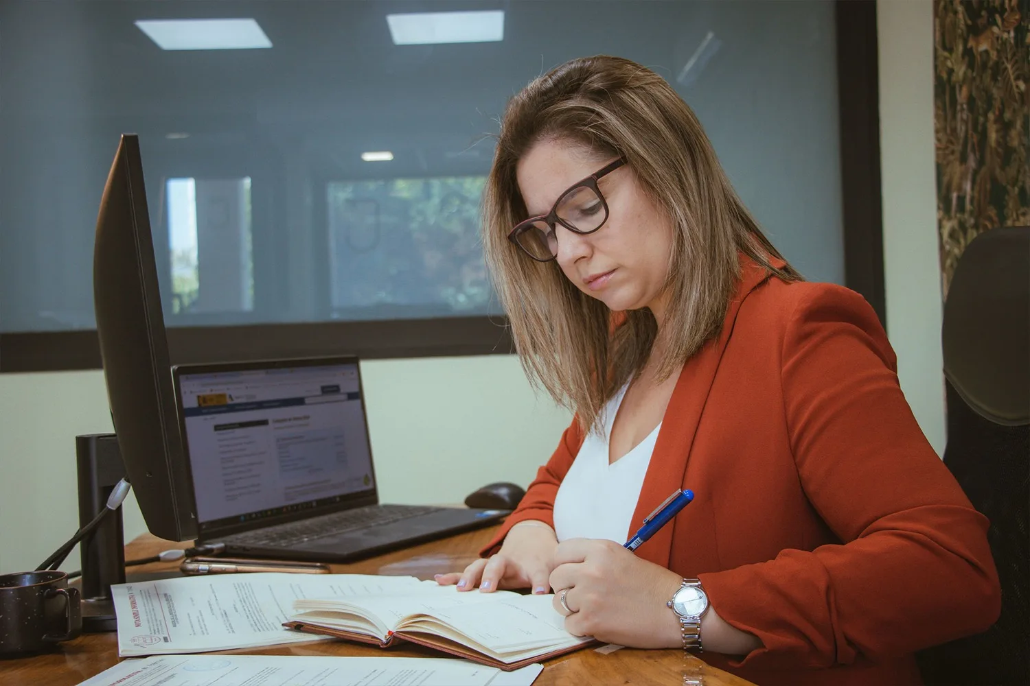 Yaiza Sánchez revisando documentación en su despacho de Benidorm